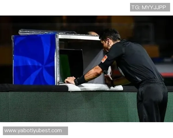 再次被判越位球员精彩长传直入禁区抢射却遭VAR裁判确认无效