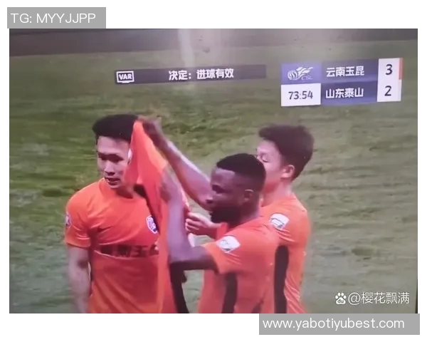 后场防守失误致命奥斯卡助攻侯永永头球破门泰山队暂时落后玉昆队