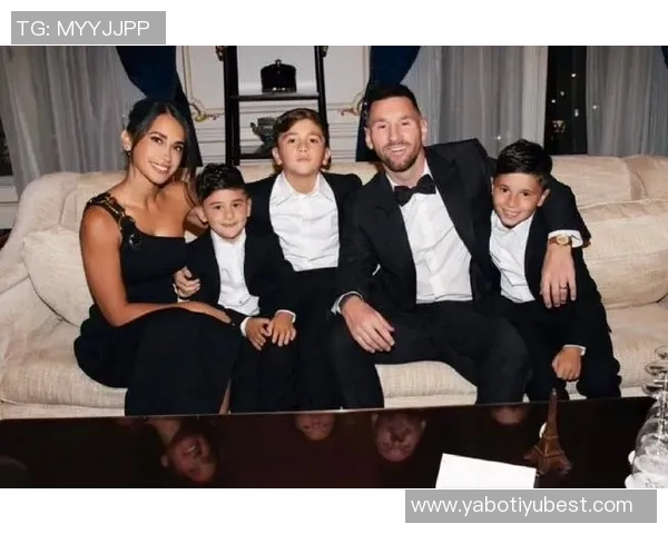 安东内拉分享与梅西温馨合照庆祝圣诞节幸福时刻